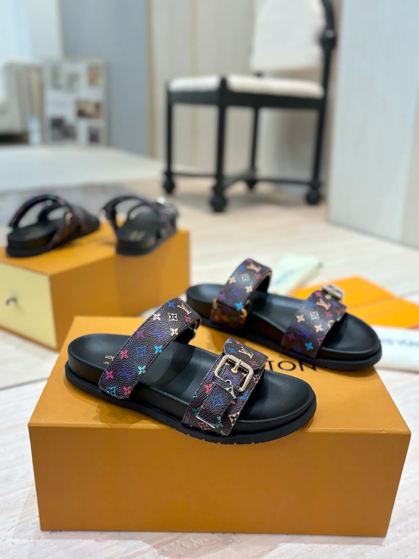 👟👟Ex-factory price 400👟👟 LV 2025 spring and summer new products 🥰 Popular LV donkey brand counters Embossed logo embossed sandals This Pool Pillow Comfort flat sandals are made of technical fabrics and use high-frequency embossing technology to reinterpret the Monogram pattern. Soft padded upper with adjustable Velcro, comfortable and tough insole adds harmonious colors 👍New hard goods, purchasing agent level! Full of high-end feel! A popular model among bloggers at home and abroad, it’s retro and fashionable and looks amazing on your feet! The official website's main recommendation 👍👍 ✅ Upper: waterproof special original fabric ✅ Inner lining: imported mixed sheepskin ✅ Outsole: original molded foam outsole ✅ Number of sizes: women's size 35-45 (women's size 41 men's 38.45, custom-made, non-refundable) ✅ Packaging: full set of drawer boxes ​